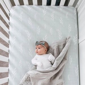 SARANONI COTTON MUSLIN CRIB SHEET IN OLIVE BRANCH